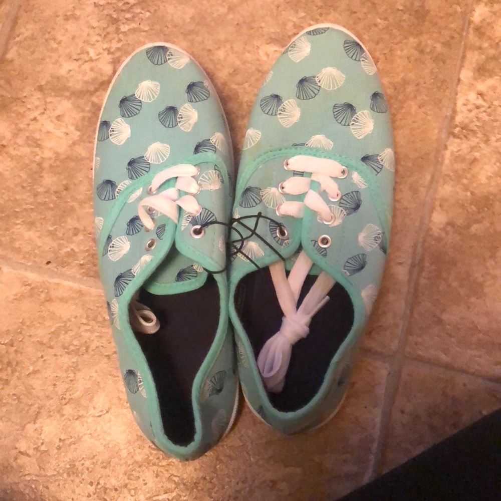NEVER WORN sneakers